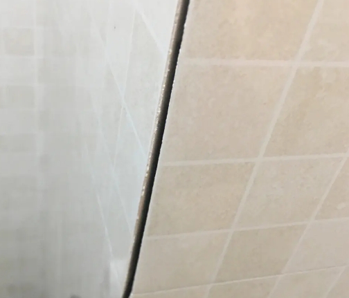 鹤岗瓷砖空鼓维修公司分享阳台瓷砖脱落的修复过程可以分为以下几个步骤