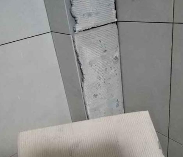 鹤岗瓷砖空鼓维修公司分享下厨房瓷砖脱落的补救措施。